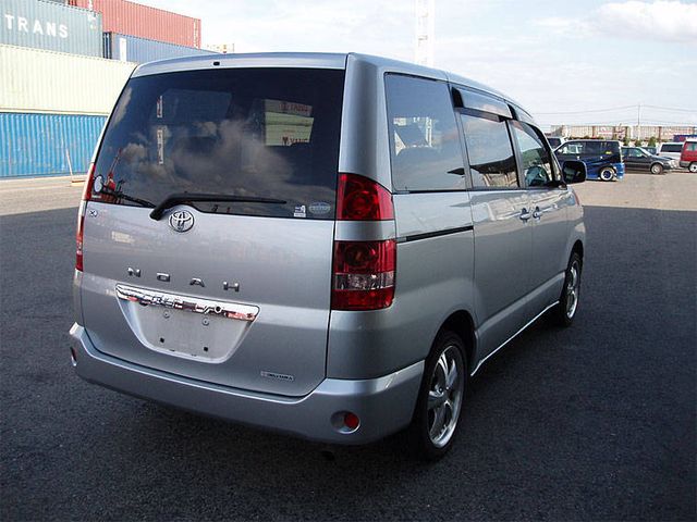 2003 Toyota Noah