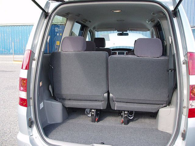 2003 Toyota Noah