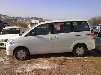 2003 Toyota Noah