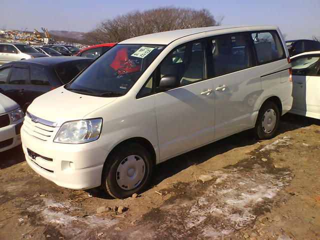 2003 Toyota Noah