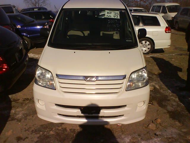 2003 Toyota Noah