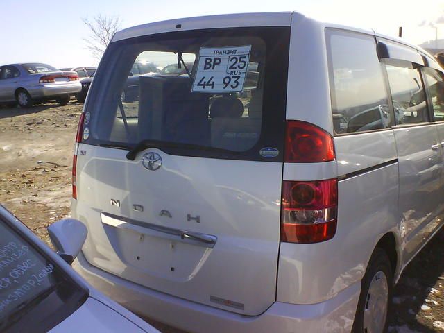 2003 Toyota Noah