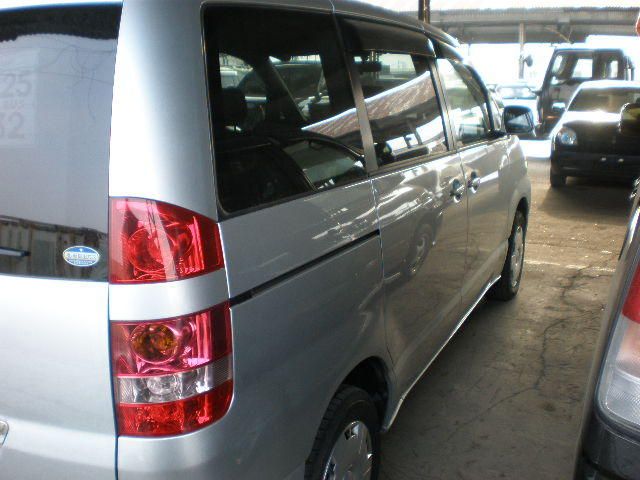 2003 Toyota Noah