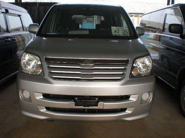 2003 Toyota Noah