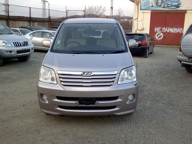 2003 Toyota Noah