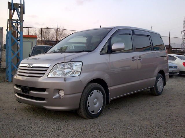 2003 Toyota Noah