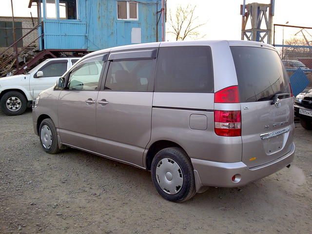 2003 Toyota Noah