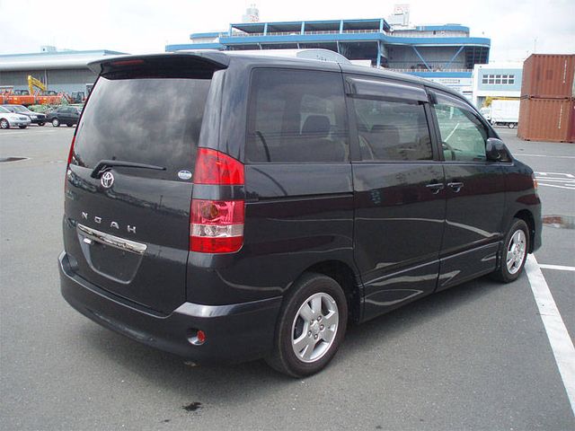 2003 Toyota Noah