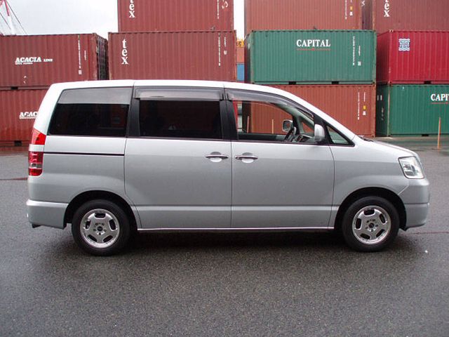 2003 Toyota Noah