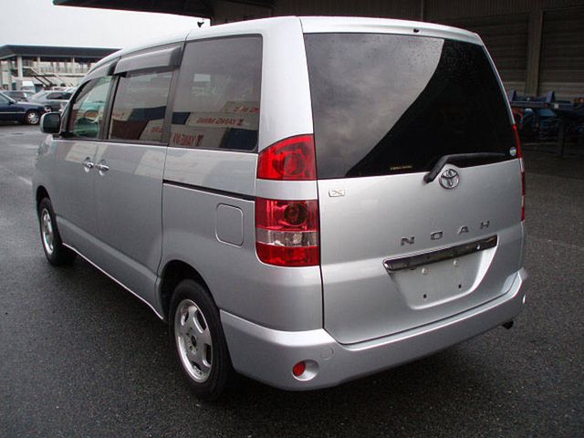 2003 Toyota Noah