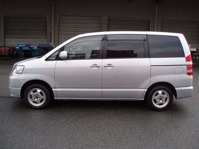 2003 Toyota Noah