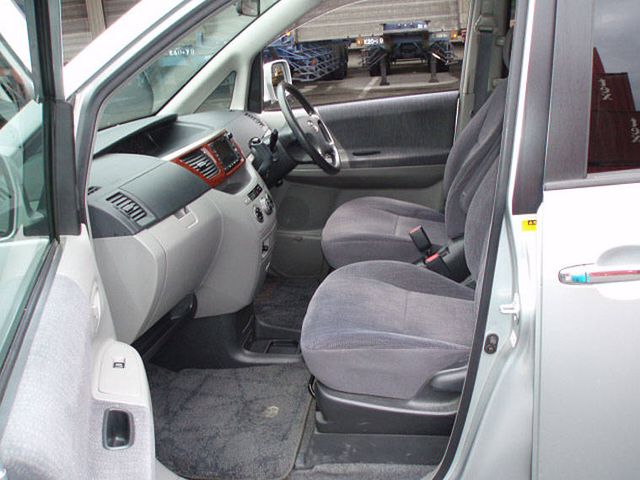 2003 Toyota Noah