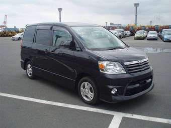 2003 Toyota Noah