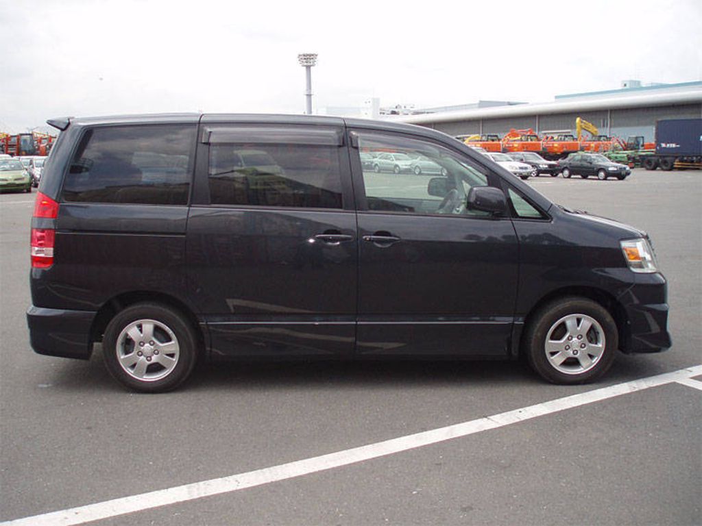 2003 Toyota Noah