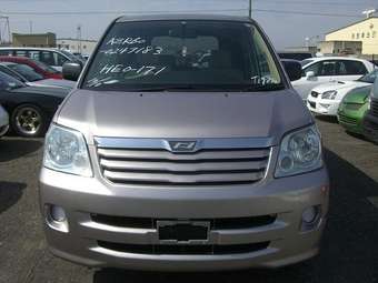 2003 Toyota Noah Pictures