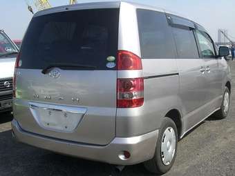 2003 Toyota Noah Pictures