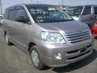 2003 Toyota Noah Pictures