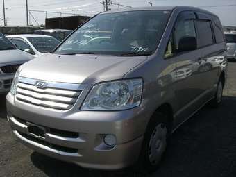 2003 Toyota Noah Photos