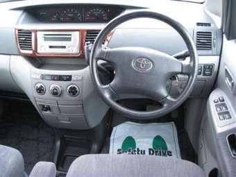 2003 Toyota Noah Pictures