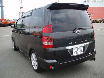 2003 Toyota Noah Photos