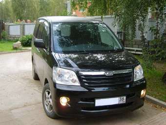 2003 Toyota Noah Photos