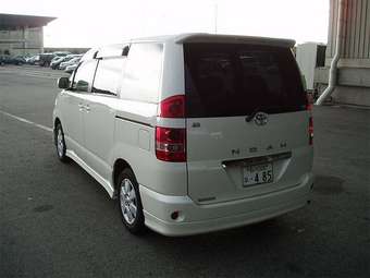 2003 Toyota Noah Images