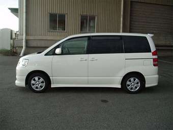 2003 Toyota Noah Pictures