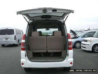 2003 Toyota Noah Pictures