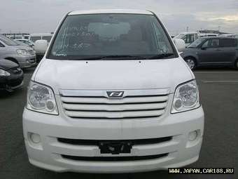 2003 Toyota Noah Photos