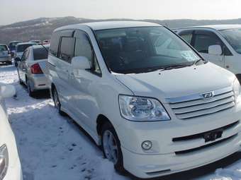 2003 Toyota Noah Images