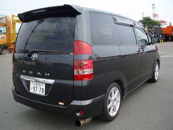 2003 Toyota Noah Photos