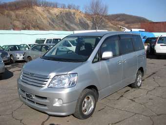 2003 Toyota Noah Photos