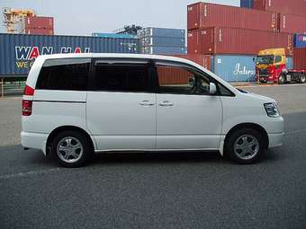 2003 Toyota Noah Photos