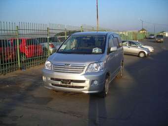 2003 Toyota Noah Photos