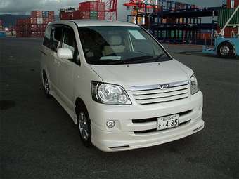 2003 Toyota Noah Photos