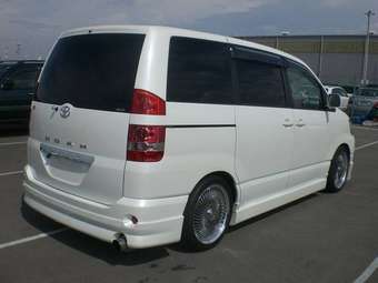 2003 Toyota Noah Pictures