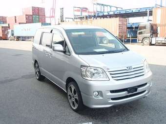 2003 Toyota Noah Photos