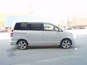 2003 Toyota Noah Photos