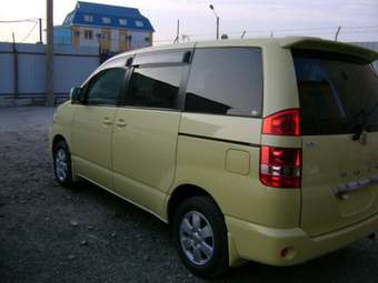 2003 Toyota Noah Pictures