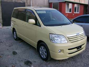 2003 Toyota Noah Pictures