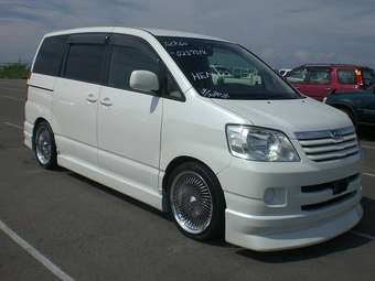 2003 Toyota Noah Images