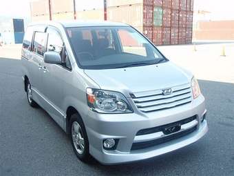 2003 Toyota Noah Photos