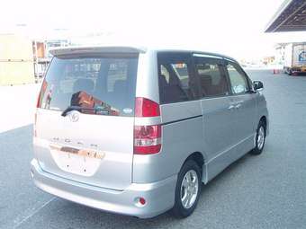 2003 Toyota Noah Photos