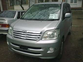 2003 Toyota Noah Photos