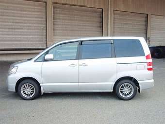 2003 Toyota Noah Photos