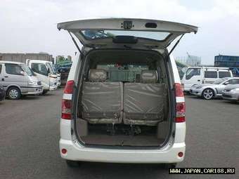 2003 Toyota Noah Images