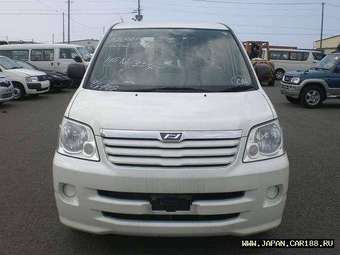 2003 Toyota Noah Photos