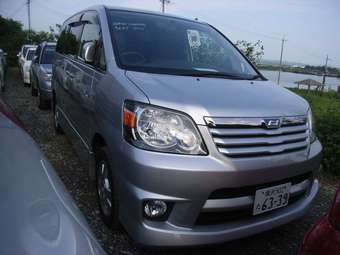 2003 Toyota Noah Photos