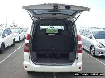 2003 Toyota Noah Photos