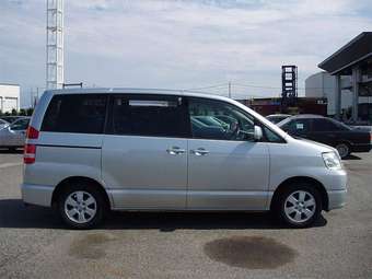 2003 Toyota Noah Pictures